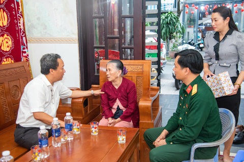 Lãnh đạo quận Hải Châu thăm, tặng quà thân nhân liệt sĩ sự kiện Gạc Ma- Ảnh 2. Ông Lê Tự Gia Thạnh - phó bí thư, chủ tịch UBND quận Hải Châu - thăm thân nhân liệt sĩ Gạc Ma - Ảnh: PVHTT