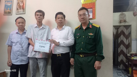 Lãnh đạo quận Hải Châu thăm, tặng quà thân nhân liệt sĩ sự kiện Gạc Ma- Ảnh 3. Ông Trương Thanh Dũng - ủy viên thường vụ, phó chủ tịch thường trực UBND quận Hải Châu - thăm thân nhân liệt sĩ Gạc Ma - Ảnh: PVHTT