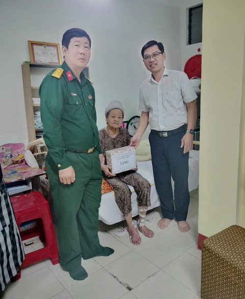 Lãnh đạo quận Hải Châu thăm, tặng quà thân nhân liệt sĩ sự kiện Gạc Ma- Ảnh 4. Ông Võ Thành Trung, phó bí thư thường trực Quận ủy Hải Châu, thắp hương, thăm thân nhân liệt sĩ Gạc Ma - Ảnh: PVHTT