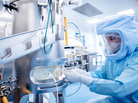 Triển vọng điều trị khối u ung thư bằng kỹ thuật RNA thông tin- Ảnh 1. Kỹ thuật viên đang sản xuất vắc xin mRNA chống virus SARS-CoV-2. Ảnh minh họa. Nguồn: cancer.gov