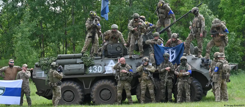 Lực lượng 'tình nguyện Nga chiến đấu cho Ukraine' nói đã tiến sâu vào Nga- Ảnh 1. Thành viên của Quân đoàn Tình nguyện Nga và Quân đoàn Tự do Nga - Ảnh: AFP