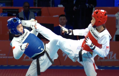 Nữ võ sĩ taekwondo Kim Tuyền mất vé đi Olympic Paris 2024- Ảnh 1. Kim Tuyền (giáp xanh) dính đòn đá ghi 3 điểm của Tachiana Mangin - Ảnh chụp màn hình