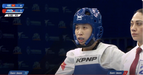 Nữ võ sĩ taekwondo Kim Tuyền mất vé đi Olympic Paris 2024- Ảnh 2. Kim Tuyền hồi hộp chờ trọng tài xem lại video ở hiệp 3 - Ảnh chụp màn hình