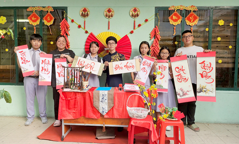 Bạn Nguyễn Hoài Vân (giữa) viết chữ thư pháp tại Trường THCS Lý Thường Kiệt (quận Tân Bình, TP.HCM) - Ảnh: NVCC Bạn Nguyễn Hoài Vân (giữa) viết chữ thư pháp tại Trường THCS Lý Thường Kiệt (quận Tân Bình, TP.HCM) - Ảnh: NVCC