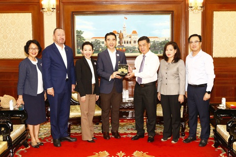 Các tiệm tạp hóa Việt Nam sẽ đổi thay theo chất Thái?- Ảnh 1. Lãnh đạo TP.HCM tặng quà lưu niệm cho nhà đầu tư Thái Lan - Ảnh: H.K