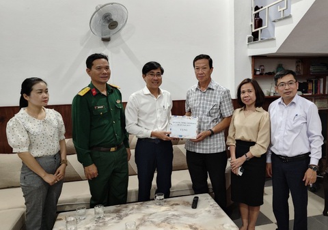 Lãnh đạo quận Hải Châu thăm, tặng quà thân nhân liệt sĩ sự kiện Gạc Ma- Ảnh 1. Thường vụ Thành ủy, Bí thư Quận ủy Hải Châu - ông Trần Thắng Lợi (thứ 3 từ trái qua) thăm thân nhân liệt sĩ Gạc Ma - Ảnh: PVHTT