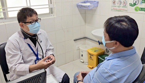 Nhiều người bị hội chứng ngưng thở khi ngủ nhưng không biết- Ảnh 1. Bác sĩ Huỳnh Anh Tuấn tư vấn cho một người bệnh bị hội chứng ngưng thở khi ngủ - Ảnh: T.LŨY
