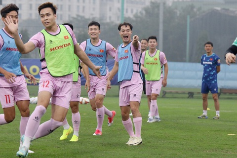 Ban huấn luyện tạo bầu không khí tập luyện vui tươi cho các tuyển thủ - Ảnh: VFF Ban huấn luyện tạo bầu không khí tập luyện vui tươi cho các tuyển thủ - Ảnh: VFF
