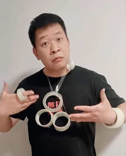 Vòng tay chẳng khác gì cuộn băng keo giá hơn 80 triệu đồng- Ảnh 2. Chỉ với 1 USD cũng có thể "sành điệu" như tín đồ thời trang nè mấy ní ơi! (Ảnh: Douyin)