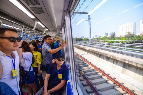 Tiến độ khai thác metro số 1 ra sao trong thông báo mới nhất của chủ đầu tư?- Ảnh 1. Người dân trải nghiệm tuyến metro số 1 Bến Thành - Suối Tiên từ ga Bến Thành đến ga Suối Tiên - Ảnh: QUANG ĐỊNH