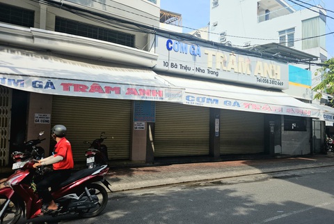 Vụ ngộ độc ăn cơm gà ở Nha Trang: 1 ca đang mang thai phải vào hồi sức tích cực chống độc- Ảnh 2. Quán cơm gà Trâm Anh bị đình chỉ hoạt động để phục vụ điều tra nguyên nhân - Ảnh: MINH CHIẾN