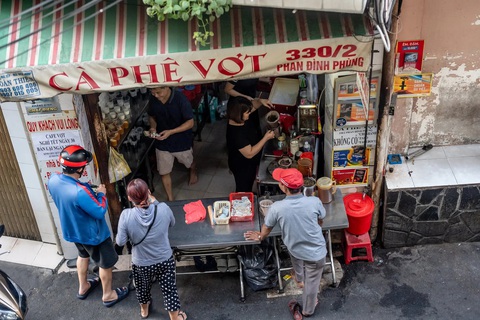 The New York Times và hành trình tìm kiếm quán cà phê ngon nhất Sài Gòn- Ảnh 11. Cửa hiệu trông nho nhỏ của gia đình bà Tuyết phục vụ hơn 500 ly cà phê mỗi ngày - Ảnh: Justin Mott