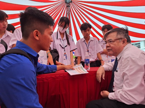 Muốn giúp gia đình làm thủy sản, học ngành nào?- Ảnh 1. PGS.TS Huỳnh Thanh Hùng giải thích ngành nuôi trồng thủy sản cho Đăng Khôi - Ảnh: TRỌNG NHÂN