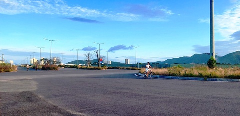 Bên trong khu vực sân bay Nha Trang đã giao cho Công ty CP Tập đoàn Phúc Sơn làm dự án, đường băng cũ được xây dựng thành đường giao thông nhưng đang rào vây, để hoang - Ảnh: PHAN SÔNG NGÂN