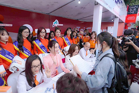 Hoa hậu Lương Thùy Linh tại ngày hội năm 2023. Năm nay, cô sẽ tiếp tục có mặt tại ngày hội 2024 để tư vấn cho học sinh - Ảnh: NGUYỄN KHÁNH Hoa hậu Lương Thùy Linh tại ngày hội năm 2023. Năm nay, cô sẽ tiếp tục có mặt tại ngày hội 2024 để tư vấn cho học sinh - Ảnh: NGUYỄN KHÁNH