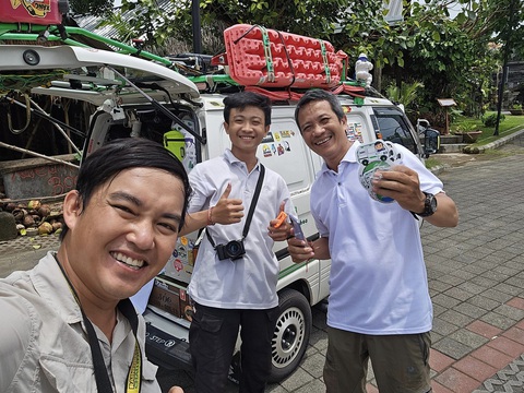 Trần Đặng Đăng Khoa đang lang thang vòng quanh thế giới trên xe tải nhỏ- Ảnh 2. Đăng Khoa giao lưu và chụp ảnh cùng hai cha con người Indonesia. Người cha dẫn con trai đến gặp Khoa để con được truyền cảm hứng theo đuổi giấc mơ làm photographer đi khắp thế giới - Ảnh: NVCC