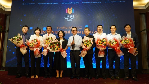 Diễn đàn báo chí 2024, nơi 'đào xới' các vấn đề cấp bách- Ảnh 2. Ông Lê Quốc Minh tặng hoa cho các diễn giả điều hành các phiên thảo luận - Ảnh: CẨM NƯƠNG