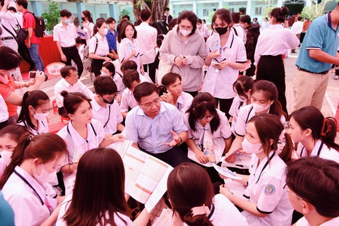 Muốn giúp gia đình làm thủy sản, học ngành nào?- Ảnh 2. Đến gần trưa, PGS.TS Nguyễn Khắc Quốc Bảo vẫn còn bị nhiều thí sinh "vây", đặt câu hỏi về tuyển sinh, hướng nghiệp - Ảnh: DUYÊN PHAN