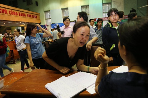 Tuyển sinh đại học thay đổi ra sao qua 10 năm, sắp tới thế nào?- Ảnh 1. Một phụ huynh mừng đến rơi nước mắt khi nghe thông báo điểm chuẩn dự kiến tại Trường đại học Kinh tế TP.HCM lúc 15h30 ngày 20-8-2015, mà con mình chưa bị văng ra khỏi danh sách - Ảnh: NHƯ HÙNG