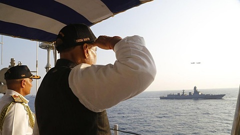 Bộ trưởng Quốc phòng Ấn Độ Rajnath Singh ở trên tàu sân bay INS Vikramaditya trong chuyến đi dự lễ khánh thành căn cứ hải quân mới INS Jatayu trên đảo Minicoy hôm 6-3 - Ảnh: RT/X/rajnathsingh Bộ trưởng Quốc phòng Ấn Độ Rajnath Singh ở trên tàu sân bay INS Vikramaditya trong chuyến đi dự lễ khánh thành căn cứ hải quân mới INS Jatayu trên đảo Minicoy hôm 6-3 - Ảnh: RT/X/rajnathsingh