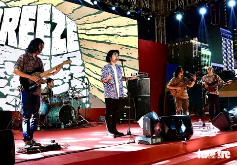 Band nhạc Breeze khuấy động sân khấu bằng hàng loạt ca khúc sôi động - Ảnh: T.T.D. Band nhạc Breeze khuấy động sân khấu bằng hàng loạt ca khúc sôi động - Ảnh: T.T.D.