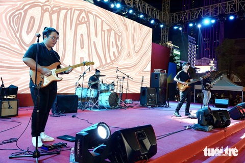 Band nhạc Dấu Vân Tay trình diễn các tiết mục: Chỉ còn tôi, Lối đi riêng, Giấc mơ của loài người... - Ảnh: T.T.D. Band nhạc Dấu Vân Tay trình diễn các tiết mục: Chỉ còn tôi, Lối đi riêng, Giấc mơ của loài người... - Ảnh: T.T.D.