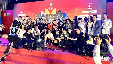 Nhiều khán giả ở lại đến cuối chương trình, để chụp hình cùng các nhóm nhạc - Ảnh: T.T.D. Nhiều khán giả ở lại đến cuối chương trình để chụp hình cùng các nhóm nhạc - Ảnh: T.T.D.
