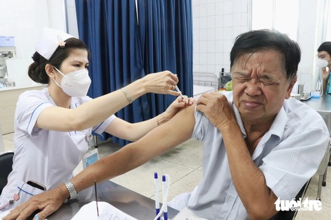 Hàng ngàn người đến Bệnh viện Bệnh nhiệt đới tiêm ngừa bệnh dại sau Tết- Ảnh 1. Chỉ trong hai tháng sau Tết, Bệnh viện Bệnh nhiệt đới (TP.HCM) đã tiếp nhận 5.296 lượt tiêm ngừa dại, tăng hơn 1.000 lượt so với cùng kỳ năm ngoái - Ảnh: XUÂN MAI