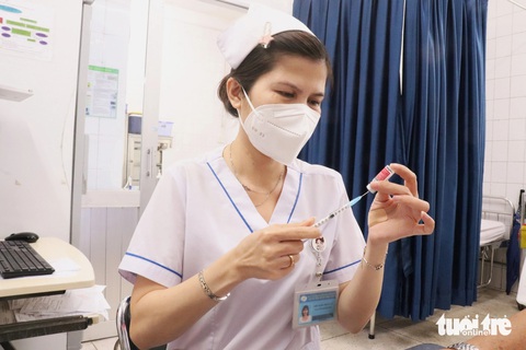 Hàng ngàn người đến Bệnh viện Bệnh nhiệt đới tiêm ngừa bệnh dại sau Tết- Ảnh 2. Các bác sĩ khuyến cáo người dân nếu bị chó mèo cào, cắn cần đến cơ sở y tế tiêm vắc xin phòng dại càng sớm càng tốt - Ảnh: XUÂN MAI