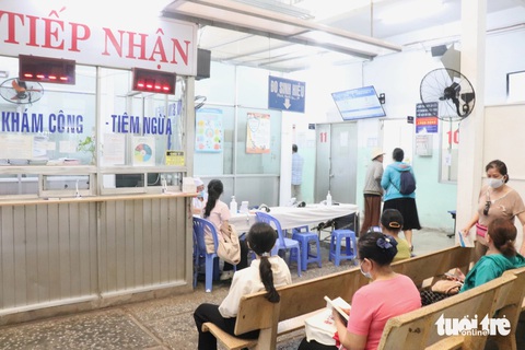 Hàng ngàn người đến Bệnh viện Bệnh nhiệt đới tiêm ngừa bệnh dại sau Tết- Ảnh 6. Những ngày qua, khoa khám bệnh Bệnh viện Bệnh nhiệt đới (TP.HCM) tiếp nhận rất đông người đến tiêm vắc xin phòng bệnh, trong đó có đến 90% là tiêm ngừa dại - Ảnh: XUÂN MAI