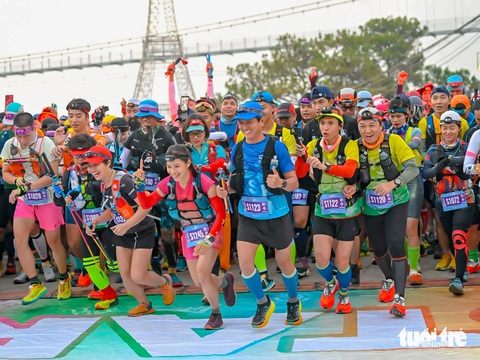 6.000 vận động viên vượt rừng Langbiang tại Dalat Ultra Trail 2024- Ảnh 1. Các vận động viên cự ly 112km xuất phát từ Thung lũng Tình Yêu - Ảnh: A HÂN