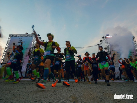 6.000 vận động viên vượt rừng Langbiang tại Dalat Ultra Trail 2024- Ảnh 3. Từ ngoại ô, các vận động viện sẽ chạy băng rừng trong nhiều giờ - Ảnh: A HÂN