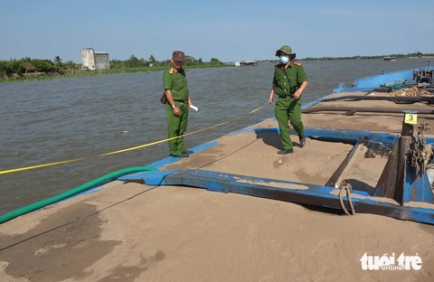Bộ Công an bắt 16 sà lan bơm hút cát trái phép trên sông Tiền- Ảnh 2. Sà lan