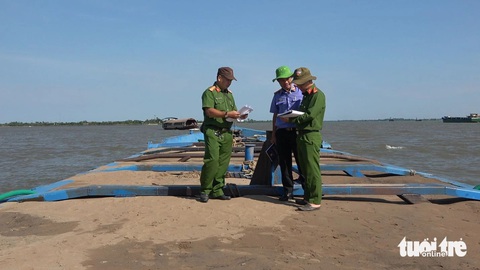 Bộ Công an bắt 16 sà lan bơm hút cát trái phép trên sông Tiền- Ảnh 3. Công an tỉnh Tiền Giang phối hợp Viện kiểm sát nhân dân tỉnh khám nghiệm hiện trường - Ảnh: HOÀI ANH