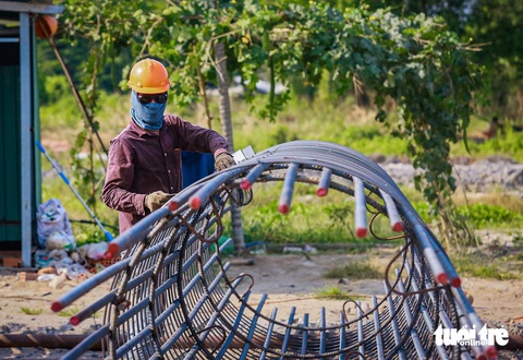 Vành đai 3 TP.HCM qua 4 tỉnh thành: Nơi thi công cấp tập, nơi rừng cây đất trống- Ảnh 6. Theo ghi nhận của Tuổi Trẻ Online ngày 12-3, các công nhân, kỹ sư tại công trường vành đai 3 đoạn qua tỉnh Bình Dương (giáp huyện Củ Chi) đang làm việc liên tục giữa thời tiết nắng gắt - Ảnh: CHÂU TUẤN