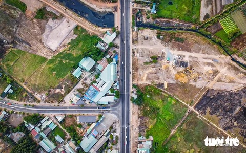 Vành đai 3 TP.HCM qua 4 tỉnh thành: Nơi thi công cấp tập, nơi rừng cây đất trống- Ảnh 7. Dự án thành phần 6: Bồi thường, hỗ trợ, tái định cư đường vành đai 3 đoạn qua tỉnh Bình Dương có tổng diện tích đất cần thu hồi khoảng 78,6ha (TP Thủ Dầu Một khoảng 12,6ha, TP Thuận An khoảng 49,8ha, TP Dĩ An khoảng 16,5ha). Đến nay, diện tích đã thu hồi đất là 63,5/78,6ha (đạt tỉ lệ 80,1%). Trong ảnh là công trường thuộc dự án thành phần vành đai 3 đoạn giao quốc lộ 13 - Ảnh: LÊ PHAN