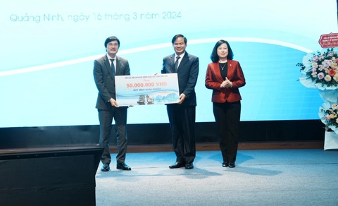 Bệnh viện thiếu thuốc, vật tư, Bộ Kế hoạch và Đầu tư nói đủ căn cứ pháp lý để mua sắm- Ảnh 2. Ông Đào Xuân Cơ, giám đốc Bệnh viện Bạch Mai, chủ nhiệm CLB giám đốc bệnh viện khu vực phía Bắc (ở giữa ảnh) tặng quà cho quỹ bệnh nhân nghèo, trước sự chứng kiến của Bộ trưởng Bộ Y tế Đào Hồng Lan - Ảnh: BVCC