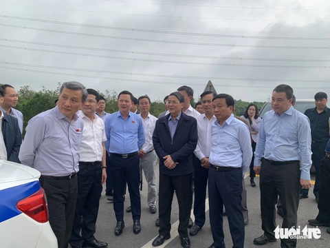 Đề xuất 7.000 tỉ đồng nâng cấp cao tốc Cam Lộ - La Sơn, hoàn thành 2025- Ảnh 3. Đoàn công tác khảo sát trên cao tốc Cam Lộ - La Sơn - Ảnh: LH