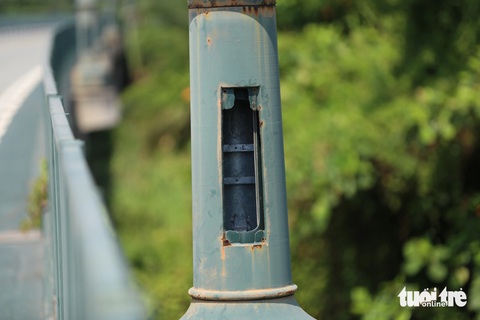 Hàng chục nắp che cột đèn trong khu đô thị Thủ Thiêm bị mất trộm- Ảnh 3. Một số cột đèn còn bị kẻ trộm tháo luôn cầu dao bên trong - Ảnh: MINH HÒA
