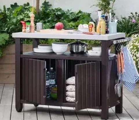 10 giải pháp lưu trữ đồ dùng ngoài trời- Ảnh 12. Chiếc quầy đa năng có bánh xe sử dụng linh hoạt - Ảnh: HGTV