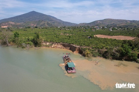 Nạn khai thác cát lậu, dòng chảy thay đổi khiến dòng sông bịt sạt lở nghiêm trọng - Ảnh: TRUNG TÂN Nạn khai thác cát lậu, dòng chảy thay đổi khiến dòng sông bị sạt lở nghiêm trọng - Ảnh: TRUNG TÂN