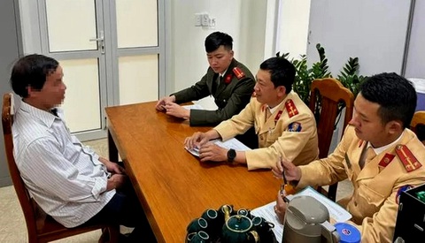 Hàng trăm tài xế xe tải tham gia nhóm báo chốt cảnh sát giao thông, một người bị xử lý làm gương- Ảnh 1. Ông Th. được Công an huyện Tuyên Hóa mời làm việc vì hành vi báo chốt cảnh sát giao thông trên nhóm mạng xã hội - Ảnh: S.L.