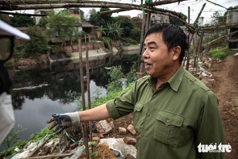Còn đâu 'sông Cầu nước chảy lơ thơ', giờ nước thải thối nhức mũi- Ảnh 6. Ông Ninh (63 tuổi, ngụ phường Vạn An, TP Bắc Ninh) cho biết dù trồng rau cạnh cống tiêu Đặng Xá nhưng không dám lấy nước tưới - Ảnh: D.KHANG