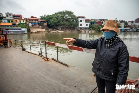Còn đâu 'sông Cầu nước chảy lơ thơ', giờ nước thải thối nhức mũi- Ảnh 2. Bà Hiền - người lái đò trên sông Cầu - Ảnh: D.KHANG