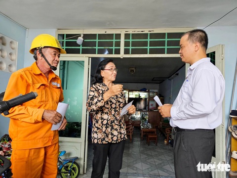 Mùa nắng nóng, dùng điện tiết kiệm, tránh hóa đơn tiền điện tăng cao- Ảnh 1. Người dân được các nhân viên của Tổng công ty Điện lực miền Nam đến tận nhà tuyên truyền tiết kiệm điện mùa nắng nóng - Ảnh: NGỌC HIỂN