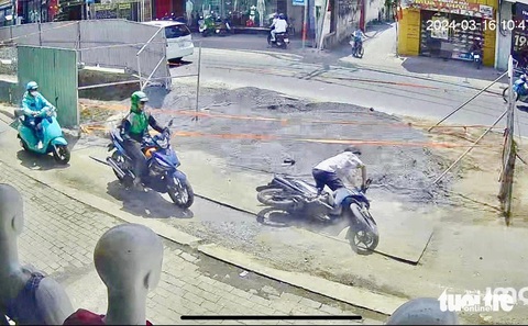 Người dân té nhào vì tấm thép lót công trình đường Võ Văn Ngân- Ảnh 1. Người dân ngã nhào tại khu vực lót tấm thép tại lô cốt rào chắn thi công cải tạo hệ thống thoát nước trên đường Võ Văn Ngân - Ảnh: Trích từ camera người dân