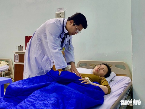 Vụ ngộ độc cơm gà ở Nha Trang: Sau 5 ngày, vẫn còn 170 người nằm viện- Ảnh 1. Bệnh nhân được bác sĩ thăm khám, điều trị sau vụ ngộ độc tại Bệnh viện 22-12 - Ảnh: MINH CHIẾN