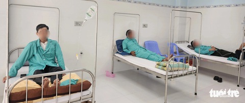 Vụ ngộ độc cơm gà ở Nha Trang: Sau 5 ngày, vẫn còn 170 người nằm viện- Ảnh 4. Bệnh nhân ngộ độc đang được điều trị tại Bệnh viện Đa khoa Yersin Nha Trang - Ảnh: MINH CHIẾN