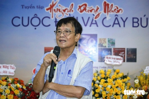 Nhà báo Huỳnh Dũng Nhân ra mắt sách kỷ niệm 50 năm cầm bút- Ảnh 1. Nhà báo Huỳnh Dũng Nhân phát biểu tại sự kiện ra mắt tác phẩm mới - Ảnh: HỒ LAM