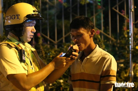 Từ Tiền Giang lên TP.HCM 'nhậu với ông anh', bị cảnh sát tạm giữ xe 7 ngày- Ảnh 3. Anh T. vi phạm mức nồng độ cồn 0,536mg/l khí thở - Ảnh: MINH HÒA